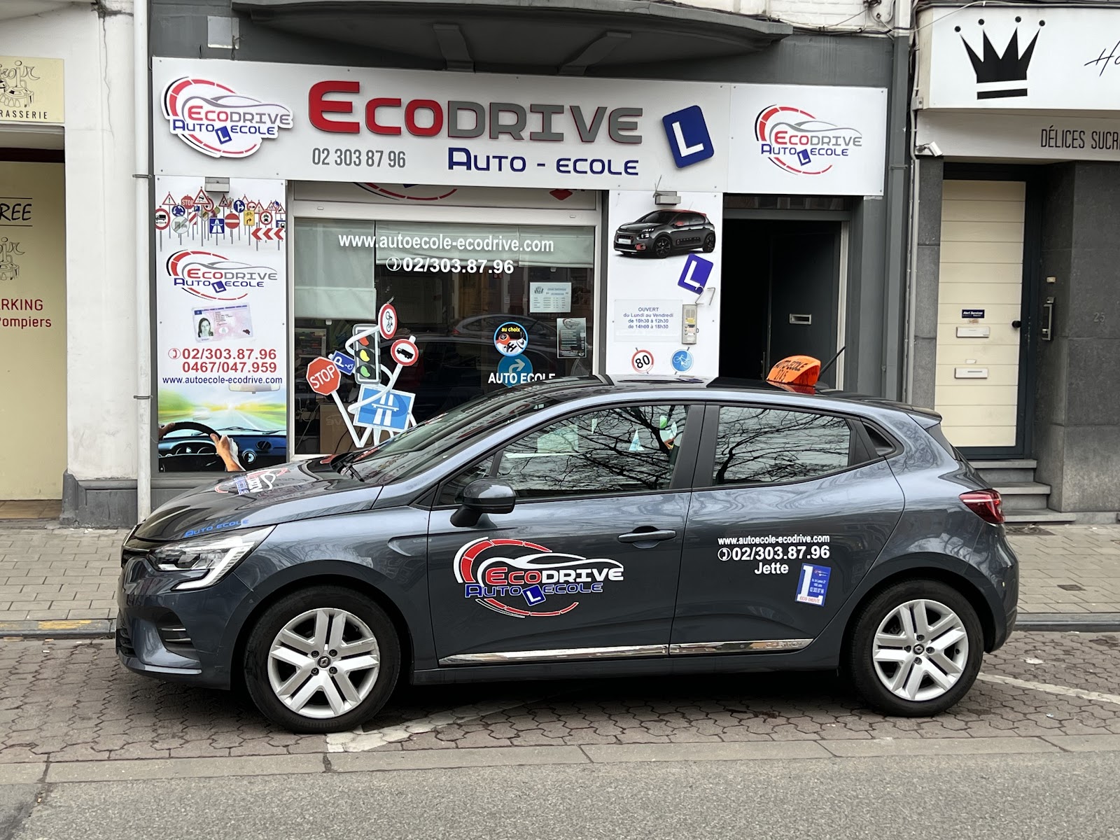 La façade de l'Auto-École ECODRIVE à Jette avec la Renault Clio de l'école